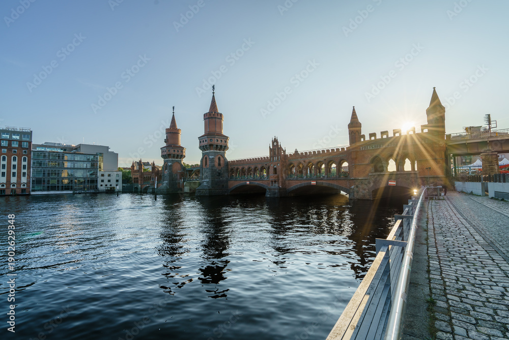 Fototapeta premium Oberbaum Bridge at sunset in Berlin. Germany