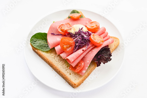食パンに乗せた野菜とハム