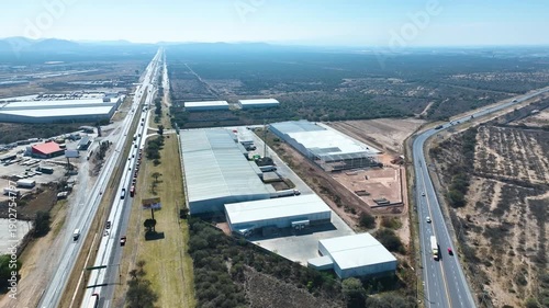  Construcción vista aérea de nave industrial con techo de lámina en parque industrial