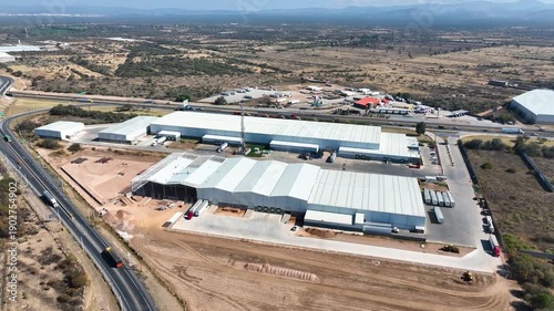  Construcción vista aérea de nave industrial con techo de lámina en parque industrial