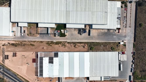 Vista aérea de nave industrial con techo de lámina en parque industrial