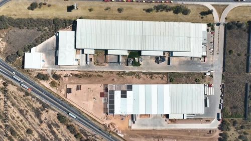  Construcción vista aérea de nave industrial con techo de lámina en parque industrial