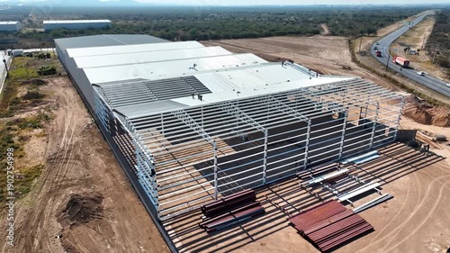  Construcción vista aérea de nave industrial con techo de lámina en parque industrial