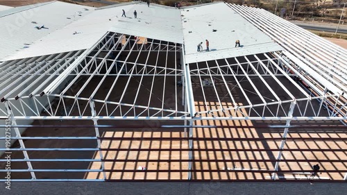  Construcción vista aérea de nave industrial con techo de lámina en parque industrial