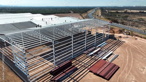  Construcción vista aérea de nave industrial con techo de lámina en parque industrial