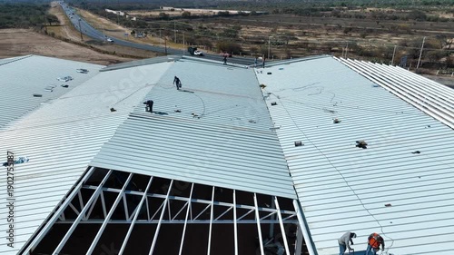  Construcción vista aérea de nave industrial con techo de lámina en parque industrial