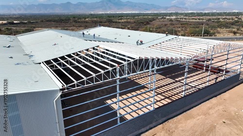 Construcción vista aérea de nave industrial con techo de lámina en parque industrial