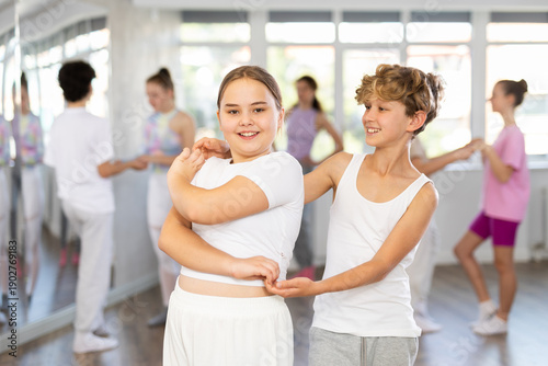 Canvas Print Couple boy and girl rehearsing pair waltz dance in studio