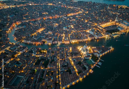 Foto Aerial view of Venice historic city at night showing the Grand Canal, glowing canals and dense urban fabric