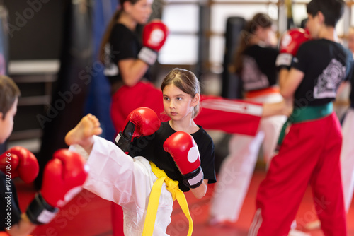 Foto Girl in red boxing gloves at boxing and self-defense training