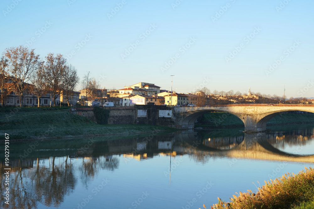 Fototapeta premium Landscape of the Arno River in Florence, Italy.