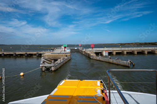 Foto The Barrage lock at the mouth of the Murray River