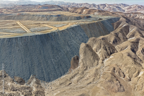 Slika na platnu process of forming huge platforms with mine waste fill