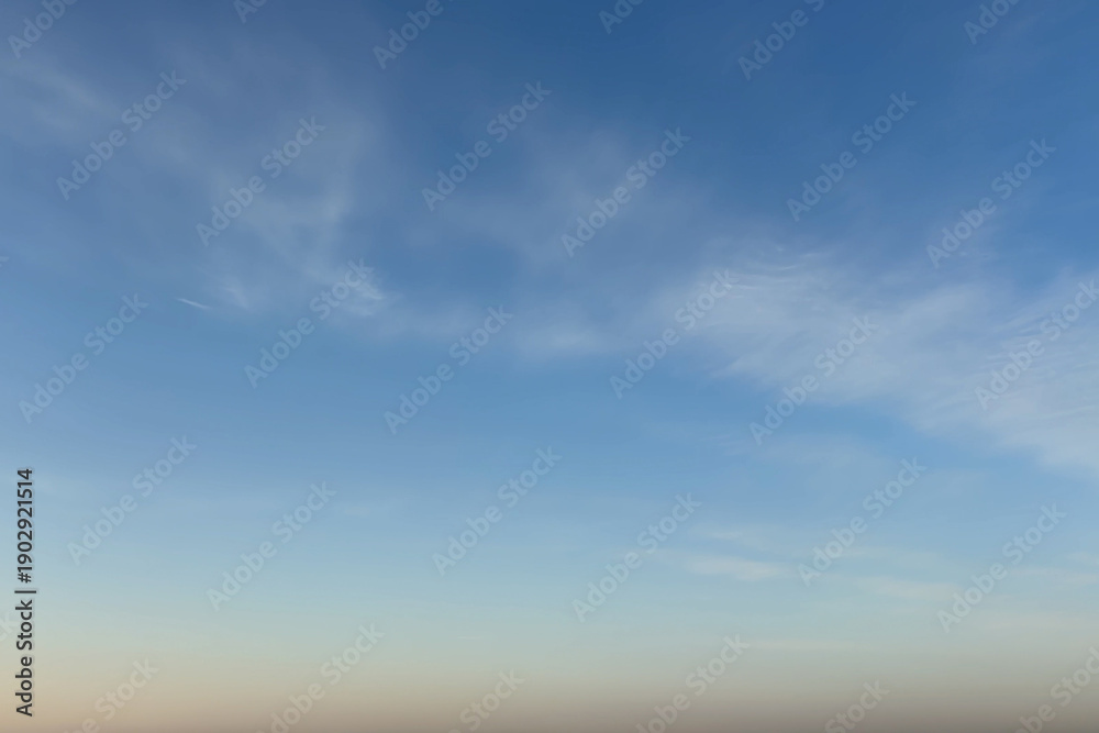 Obraz premium やわらかな朝の光が射し込む青い空