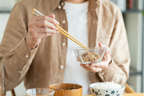 Quadro su tela 朝食で納豆を食べるミドルの男性