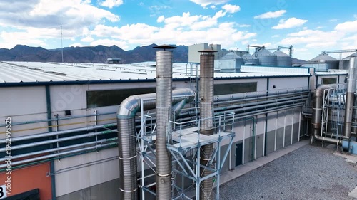 Infraestructura y sistemas operativos en nave industrial: ventilación, ductería, almacenamiento, refrigeración y procesos de producción.