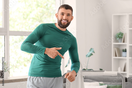 Sporty young man pointing a...