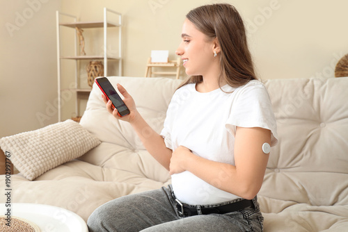 Young pregnant woman with g...