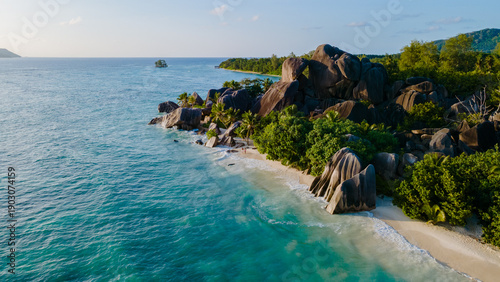 Foto Explore the breathtaking beauty of Anse Source d'Argent beach in La Digue, Seych