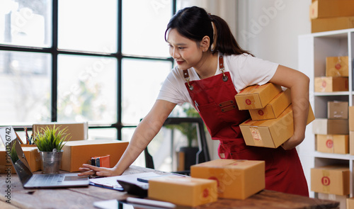 Foto Woman start up small business owner at workplace