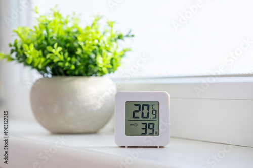 Fotografía Digital hygrometer and thermometer showing temperature and humidity levels on a