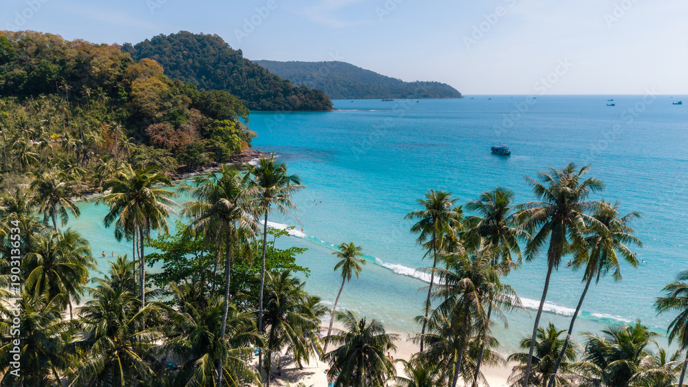 Fototapeta premium Khlong Hin Beach in Koh Kood, Thailand, perfect for relaxation and adventure in tropical paradise