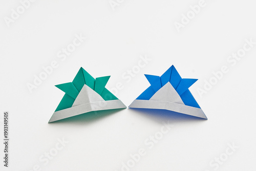 折り紙で折った日本のカラフルで可愛い兜