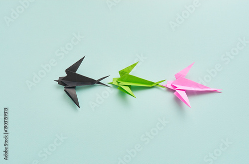 折り紙で折ったカラフルな燕