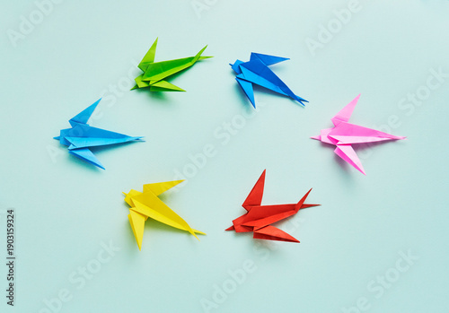 折り紙で折ったカラフルな燕