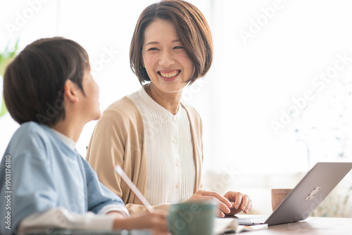 Fototapeta 勉強をする男の子と隣で仕事をする母親