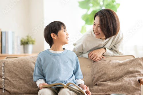 Plakat 本を読む男の子と母親
