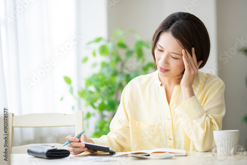 家計簿をつける女性の手元