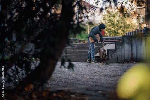Fotografia Homeless man carrying no food sign on urban street