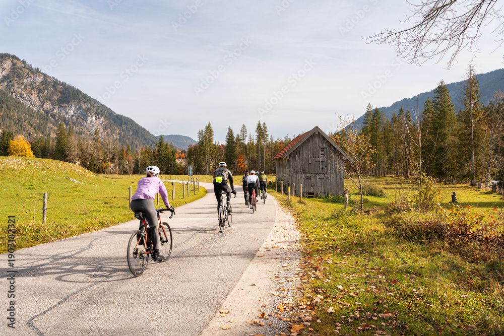 Obraz premium Rennradfahrer in den Bergen, Work-Life-Balance, Sport Training, Teamgeist