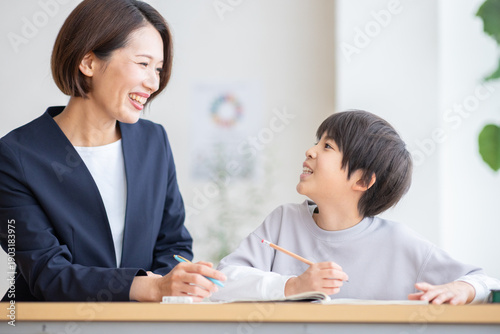 Photos 生徒に勉強を教える先生