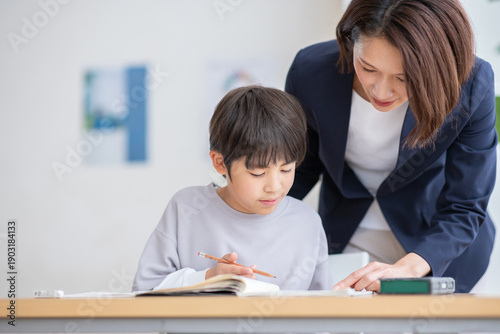 生徒に勉強を教える先生