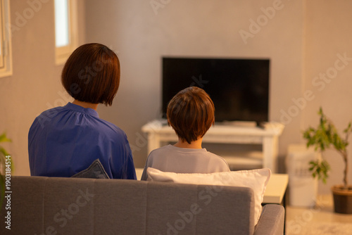 テレビを見る親子