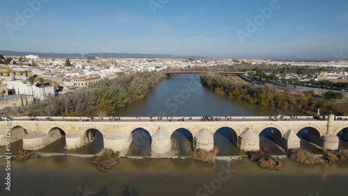 Foto Aerial View of Roman Bridge of Cordoba over Guadalquivir River on a Sunny Day, S