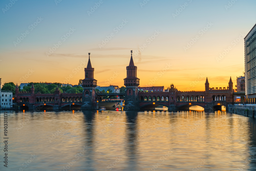 Fototapeta premium Oberbaum Bridge at sunset in Berlin