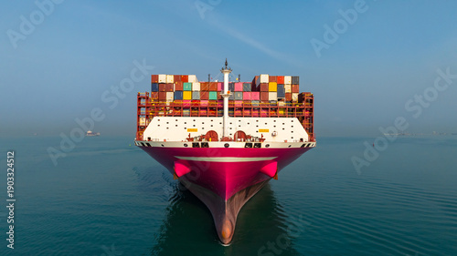 Foto Aerial view container ship carrier container on sea, Global business logistics and Global trade transportation by container ship, Container ship freight shipping import export logistics supply chain