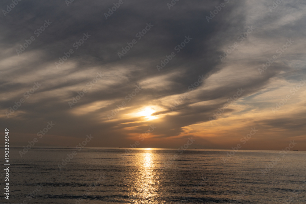 Fototapeta premium 夕暮れ 日没 幻想的 イメージ 太平洋