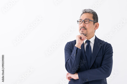 考えるビジネス男性
