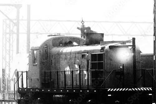Foto Trem com locomotiva e vagão de passageiros.