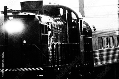Foto Trem com locomotiva e vagão de passageiros.