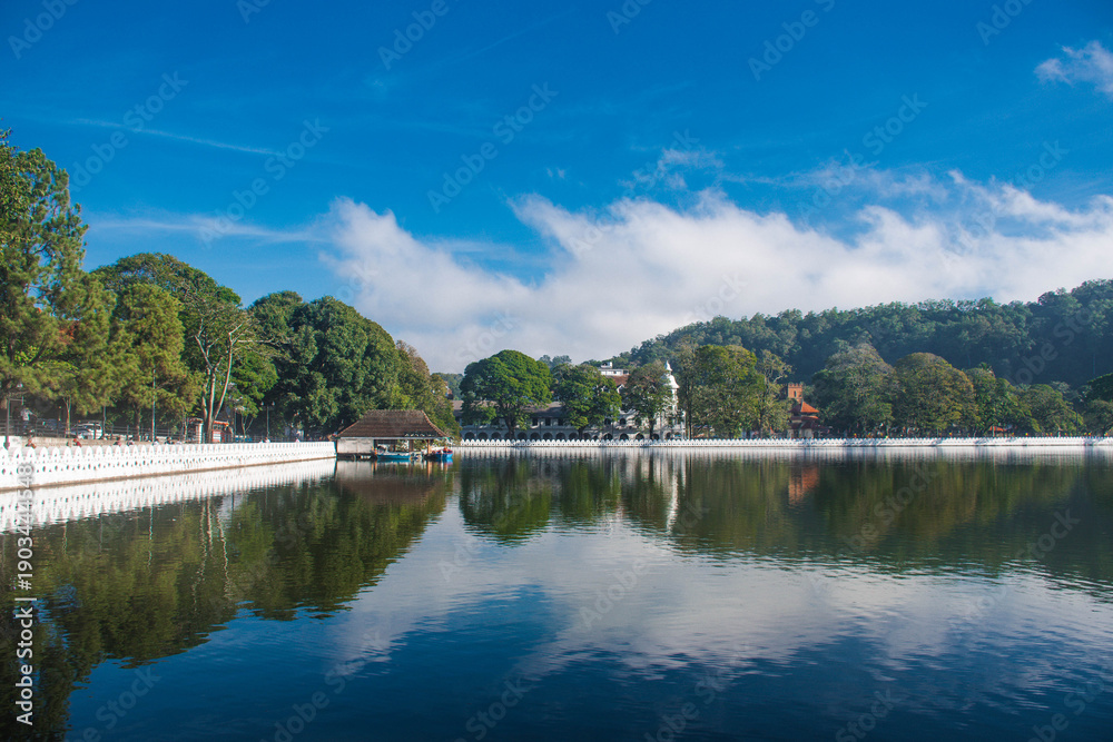 Fototapeta premium Morning Serenity at Kandy Lake, Sri Lanka