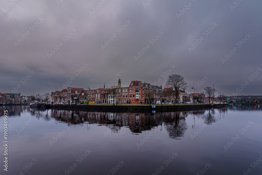 Obraz premium Cloudy day in Haarlem with beautiful reflection in the Spaarne river