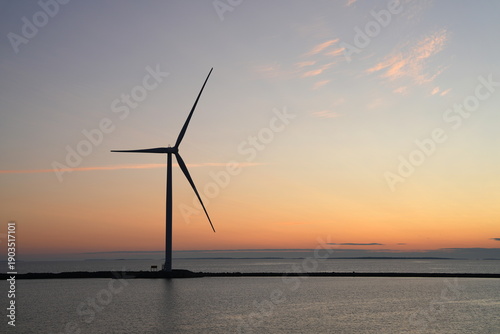 Foto Windkraftanlage, Sonnenuntergang, Abendrot,  Sonne, Energie, Turbine, offshore,