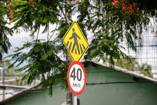 Conjunto de placas de sinalização em área urbana e rural, reforçando alertas de trânsito, segurança viária e orientação para motoristas, ciclistas e pedestres.