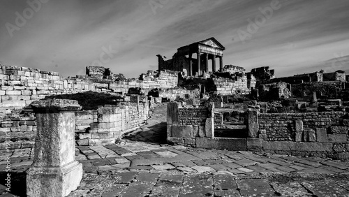 Archeologia in bianco e nero.L'area archeologica di Dougga,Thugga,con gli spettacolari resti dell'antica città Romana patrimonio mondiali dell'umanità dell'UNESCO ,Tunisia.Africa del Nord