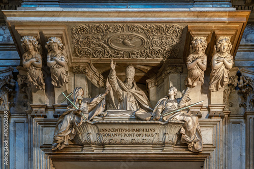 Canvas-taulu Italy - Rome - Sant Agnese in Agone - Elaborate monument honors Pope Innocent X